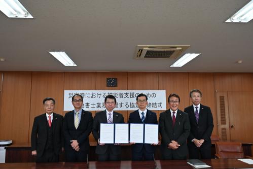 福岡県行政書士会の皆さまと市長・副市長との記念撮影