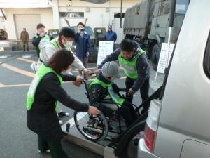要配慮者移送訓練の様子①