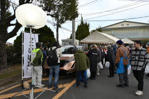 日産の電気自動車のデモンストレーションの様子