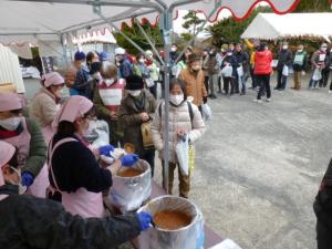 カレーの配給の様子