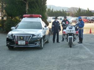 警察の緊急車両展示の様子