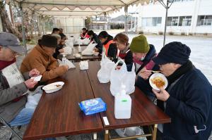 カレーを食べる住民の皆さん