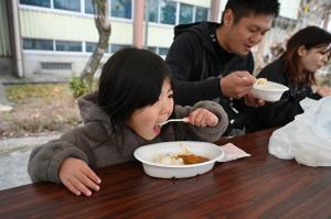 カレーをほおばるお子さん