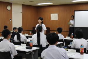 自己紹介する子ども議員