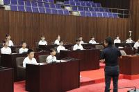 職員からの説明を聞く子ども議員