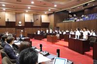名前を呼ばれ起立する子ども議員たち